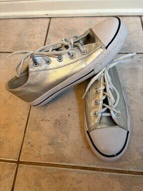 Airwalk Legacee Silver Metallic Low-Top Sneakers | Like New | Women's 9.5